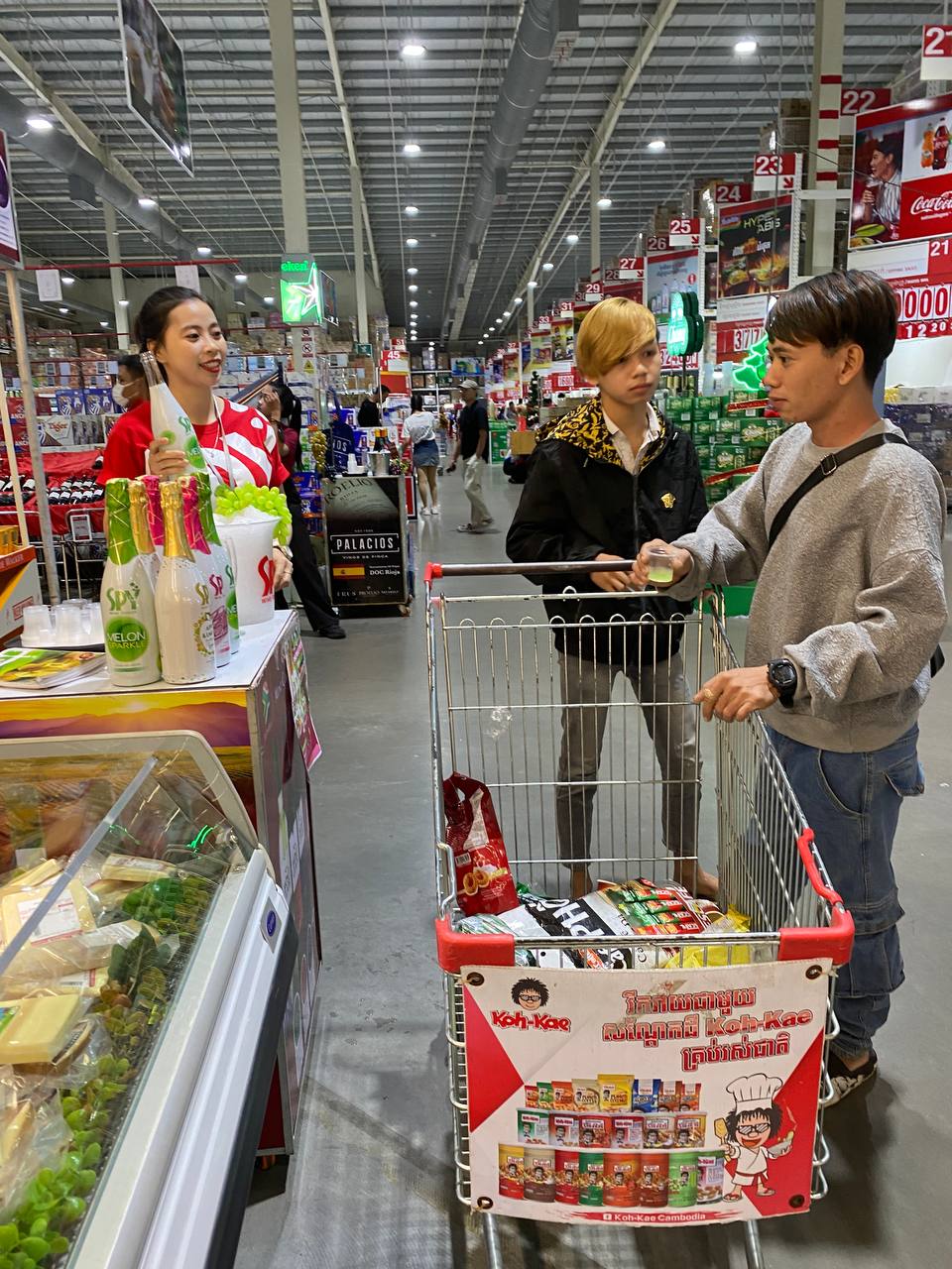 SPY Sparkle Fruit Revolutionizing FMCG Distribution with Da Houg Heng at Makro Cambodia - Image 30